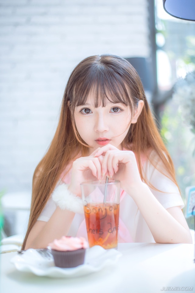 “若将军愿意，可愿随军出征，平定益州？”吕征微笑道，并未强迫，说话做事，虽有威仪，却不同于吕布，让人有种如沐春风之感。